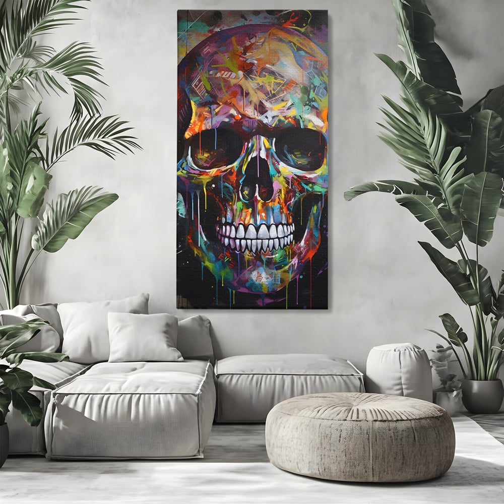 Tablou canvas cu tablou canvas cu craniu multicolor, fara rama, pe sasiu de lemn, pe perete intr-un living